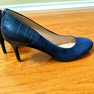 Blue two tone croc suede pumps size 7 1/2